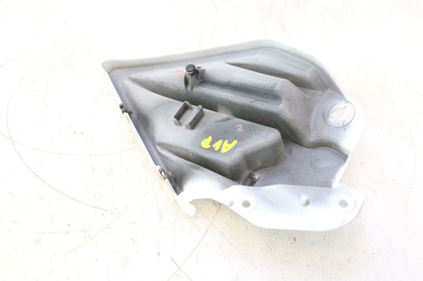 photo de FLANC LATERAL AVANT DROIT INFERIEUR YAMAHA FZ8 800 (2010 - 2016) - Gros plan technique