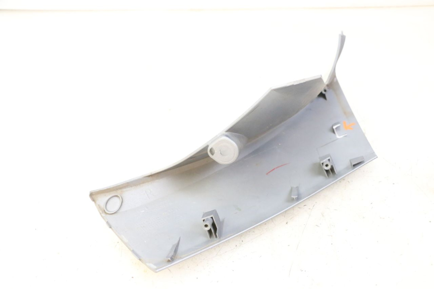 photo de FLANC LATERAL AVANT DROIT SYM JOYMAX 125 (2010 - 2017) - Gros plan technique