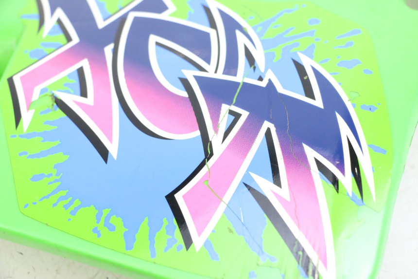 photo de FLANC LATERAL AVANT DROIT KAWASAKI KDX 125 (1990 - 1991) - Gros plan technique