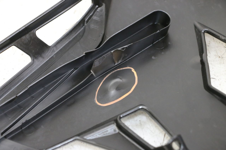 photo de FLANC LATERAL AVANT DROIT SHERCO SM-R 50 (2013 - 2017) - Zoom état d’usage