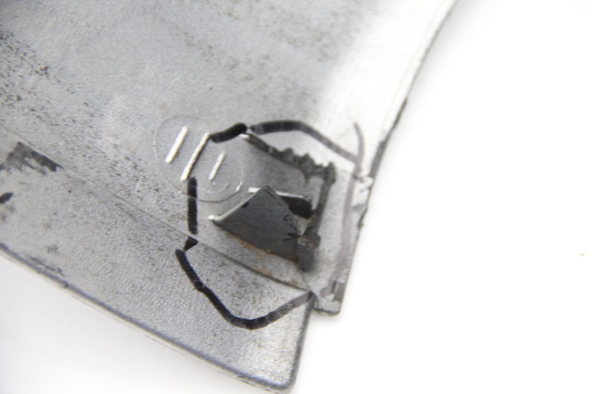 photo de FLANC LATERAL AVANT DROIT SUZUKI UC EPICURO 125 (1999 - 2003) - Zoom état d’usage