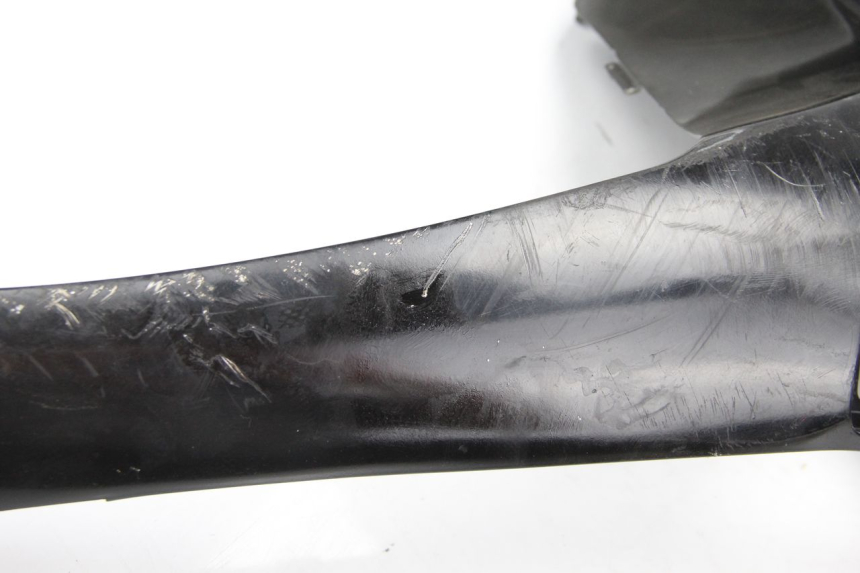 photo de FLANC LATERAL AVANT DROIT SUZUKI UC EPICURO 125 (1999 - 2003) - Gros plan technique