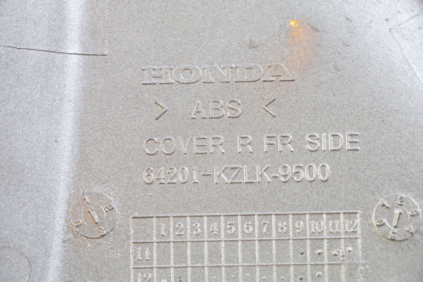 photo de FLANC LATERAL AVANT DROIT HONDA VISION NSC R 50 (2013 - 2015) - Détail de la pièce