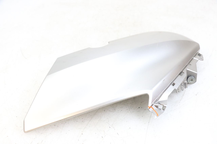 photo de FLANC LATERAL AVANT DROIT YAMAHA XMAX X-MAX ABS 125 (2017 - 2020) - Détails caractéristiques