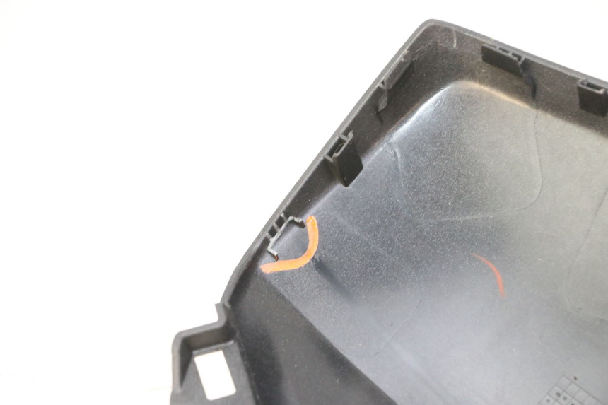 photo de FLANC LATERAL AVANT DROIT YAMAHA XMAX X-MAX 125 (2021 - 2025) - Gros plan technique