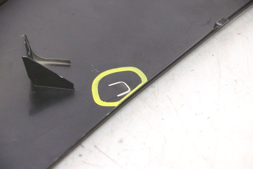 photo de FLANC LATERAL AVANT DROIT YAMAHA YZF R6 600 (2008 - 2009) - Marquages et références