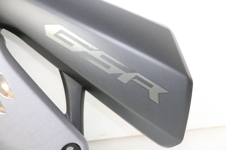 photo de FLANC LATERAL AVANT GAUCHE SUZUKI GSR 750 (2011 - 2017) - Vue rapprochée