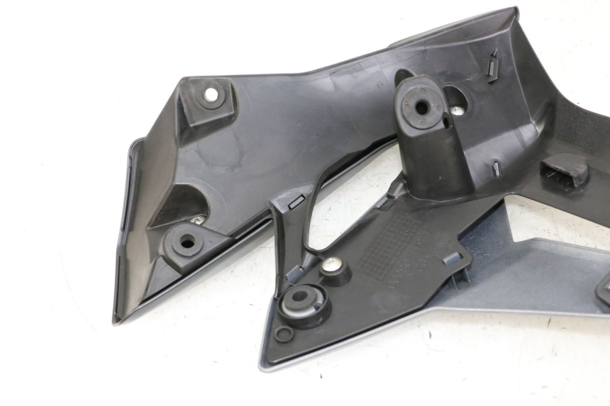 photo de FLANC LATERAL AVANT GAUCHE SUZUKI GSR 750 (2011 - 2017) - Vue d’ensemble