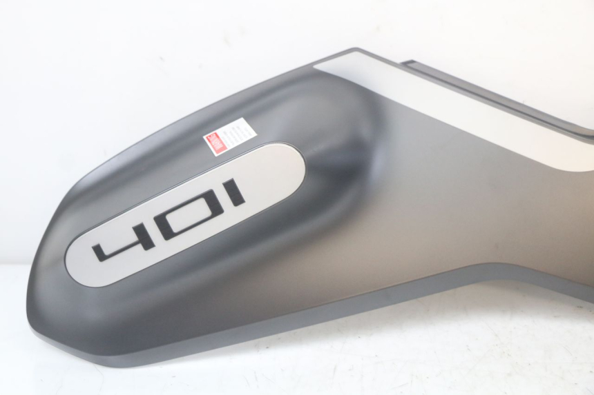 photo de FLANC LATERAL AVANT GAUCHE HUSQVARNA SVARTPILEN 401 (2018 - 2023) - Détail de la pièce