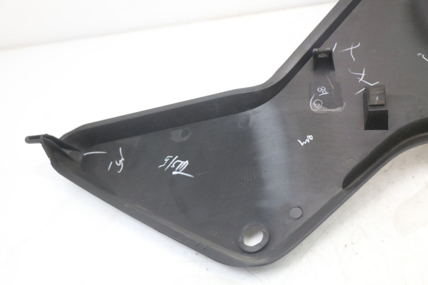 photo de FLANC LATERAL AVANT GAUCHE HUSQVARNA SVARTPILEN 401 (2018 - 2023) - Points de fixation