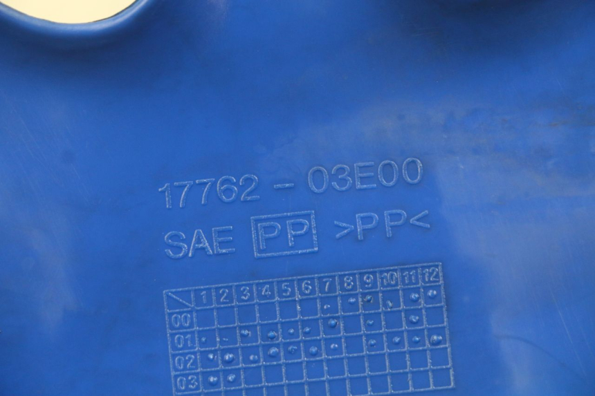 photo de FLANC LATERAL AVANT GAUCHE SUZUKI SMX SUPERMOTARD 50 (1996 - 2001) - Détail de la pièce