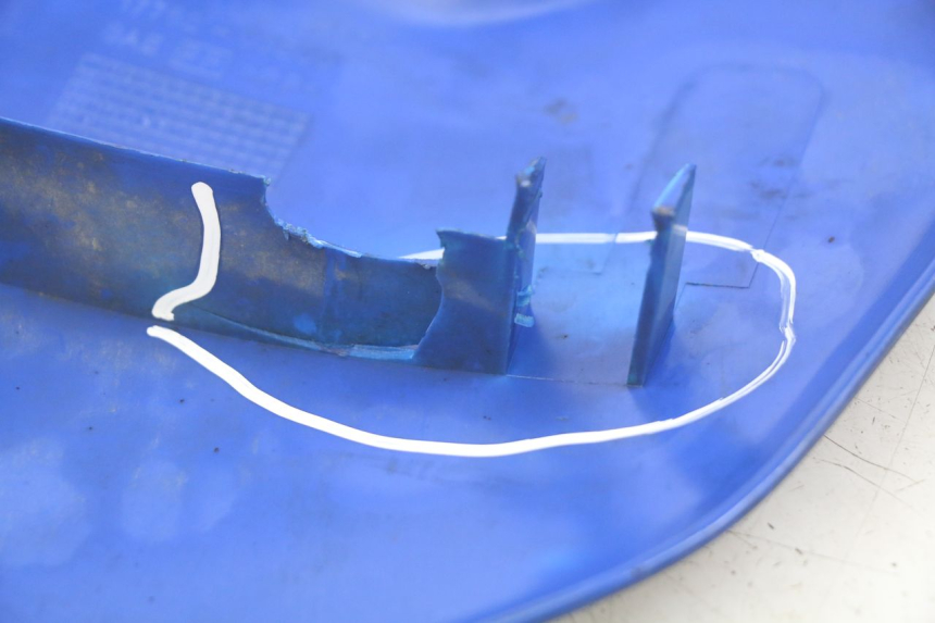 photo de FLANC LATERAL AVANT GAUCHE SUZUKI SMX SUPERMOTARD 50 (1996 - 2001) - Gros plan technique