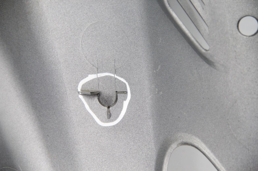 photo de FLANC LATERAL AVANT GAUCHE SUZUKI UC EPICURO 125 (1999 - 2003) - Zoom état d’usage