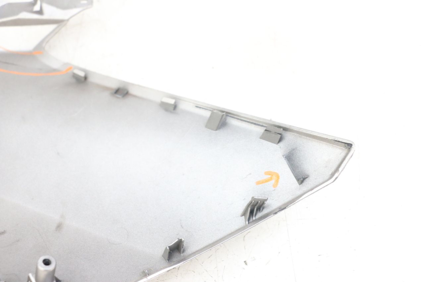 photo de FLANC LATERAL AVANT GAUCHE YAMAHA XMAX X-MAX ABS 125 (2017 - 2020) - Zoom état d’usage