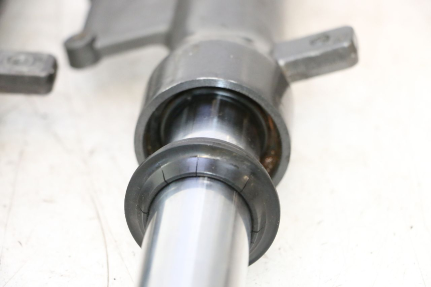 photo de Fork tube KYMCO AGILITY 4T 50 (2005 - 2018) - Autre angle de vue