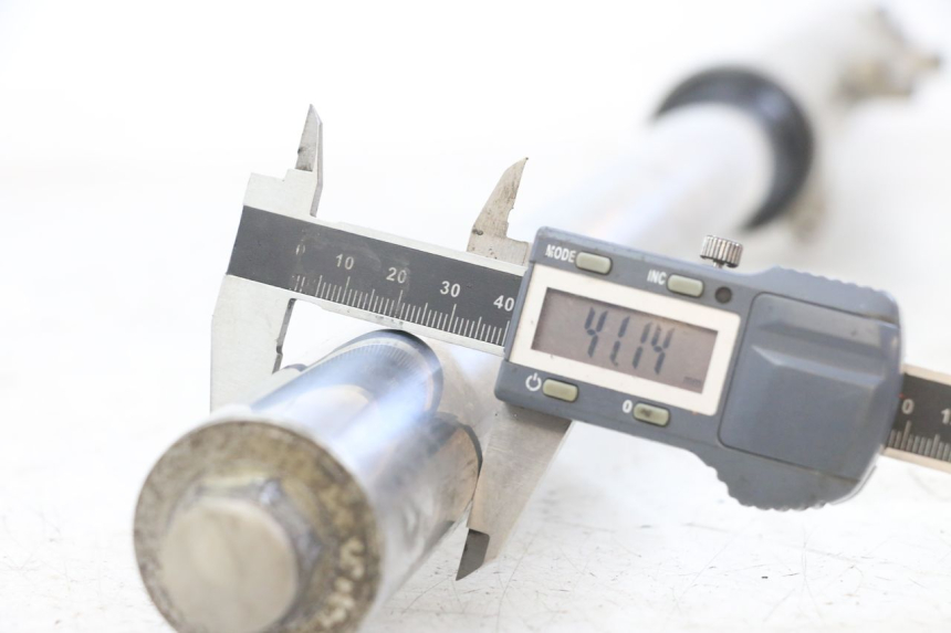 photo de FOURREAU FOURCHE DROIT YAMAHA FJ 3CX 1200 (1986 - 1996) - Zoom état d’usage