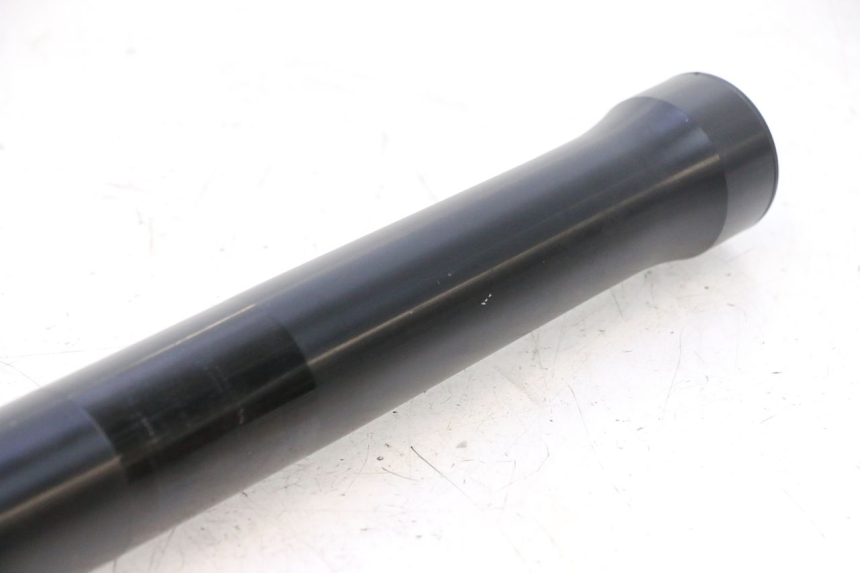 photo de FOURREAU FOURCHE DROIT YAMAHA YZF R6 600 (2008 - 2009) - Gros plan technique