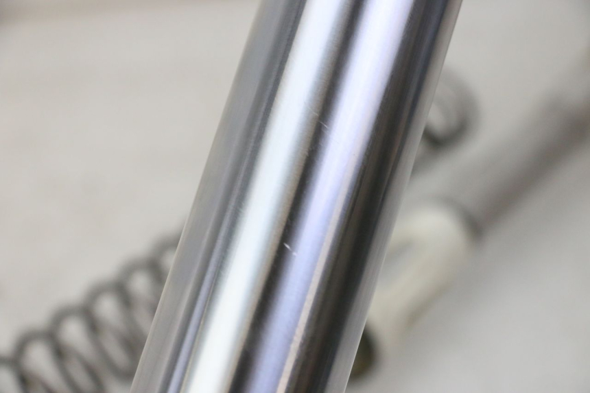 photo de FOURREAU FOURCHE DROIT YAMAHA YZF YZ-F 450 (2014 - 2016) - Gros plan technique