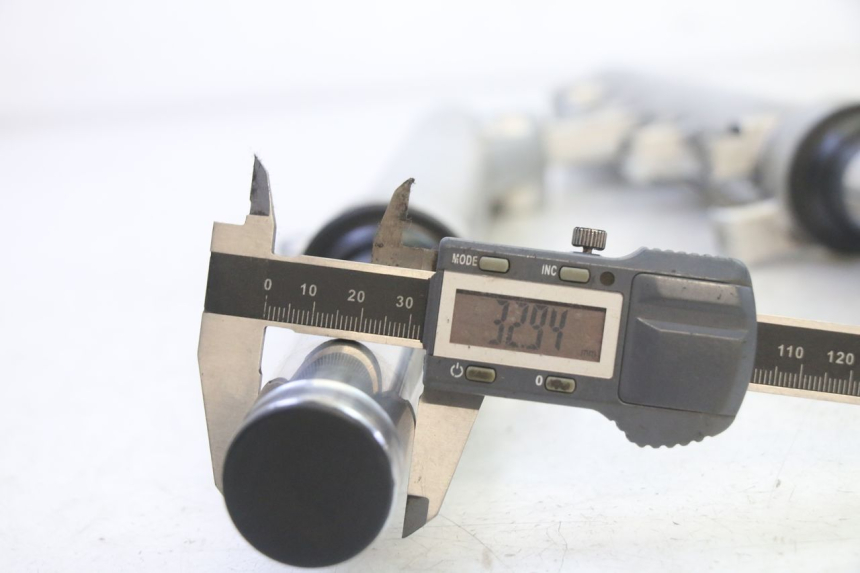 photo de FOURREAU FOURCHE HONDA FES S-WING SWING ABS 125 (2007 - 2015) - Vue rapprochée