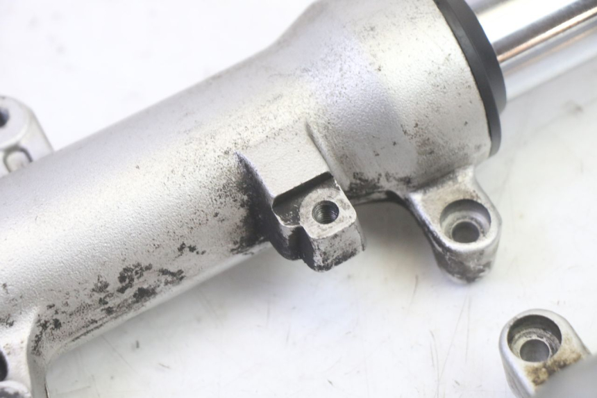 photo de FOURREAU FOURCHE HONDA FES S-WING SWING ABS 125 (2007 - 2015) - Gros plan technique