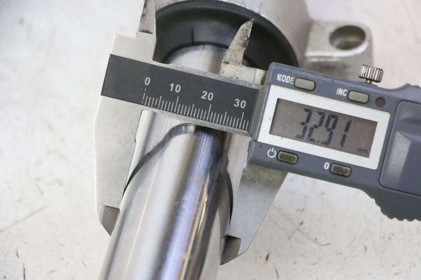 photo de FOURREAU FOURCHE HONDA FES S-WING SWING ABS 125 (2007 - 2015) - Détail de la pièce