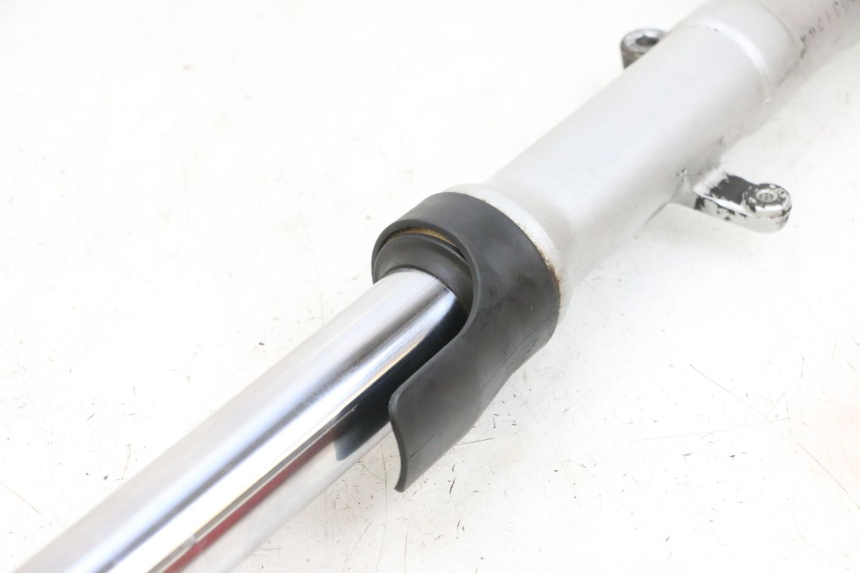 photo de FOURREAU FOURCHE GAUCHE YAMAHA FZ6 N FAZER 600 (2004 - 2006) - Détails caractéristiques