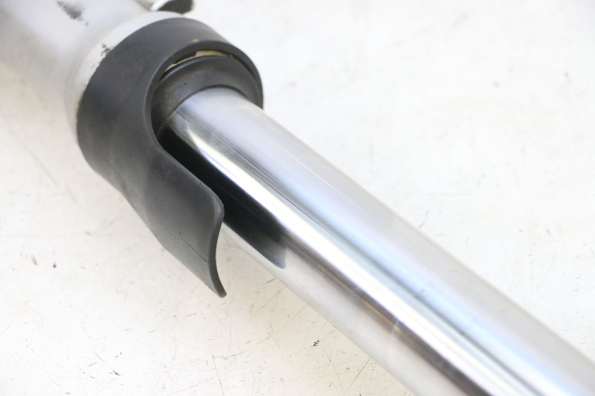 photo de FOURREAU FOURCHE GAUCHE YAMAHA FZ6 N FAZER 600 (2004 - 2006) - Autre angle de vue