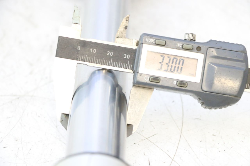 photo de FOURREAU FOURCHE GAUCHE APOLLO RFZ 125 - Détail de la pièce