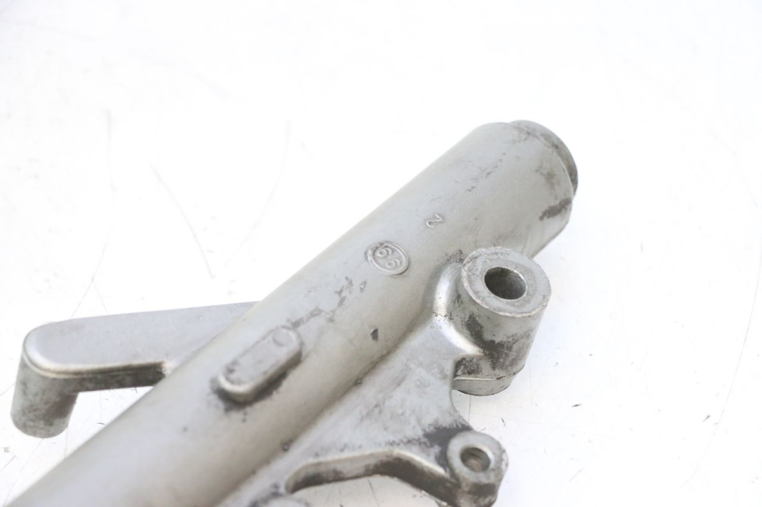 photo de FOURREAU FOURCHE GAUCHE YAMAHA YP MAJESTY 125 (1998 - 2001) - Points de fixation