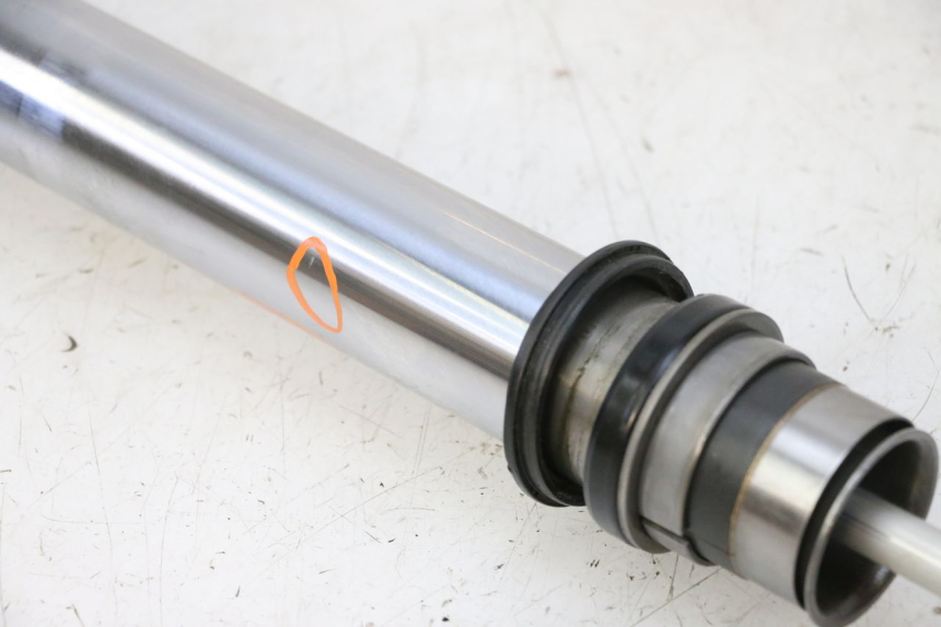 photo de FOURREAU FOURCHE GAUCHE YAMAHA YZ 125 (1998 - 2005) - Détail de la pièce