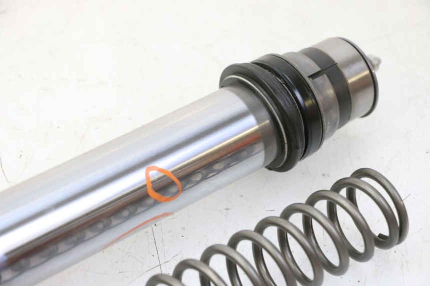 photo de FOURREAU FOURCHE GAUCHE YAMAHA YZ 125 (1998 - 2005) - Détails caractéristiques