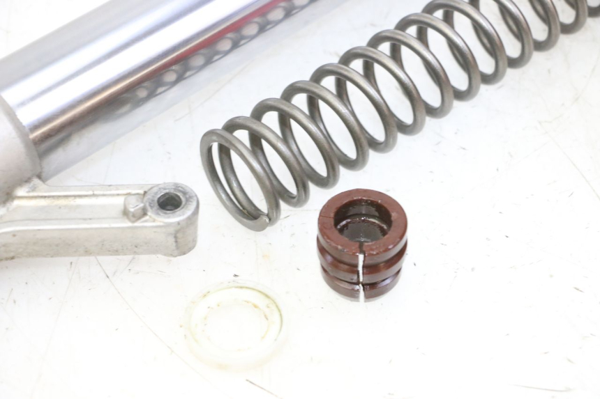 photo de FOURREAU FOURCHE GAUCHE YAMAHA YZ 125 (1998 - 2005) - Vue rapprochée