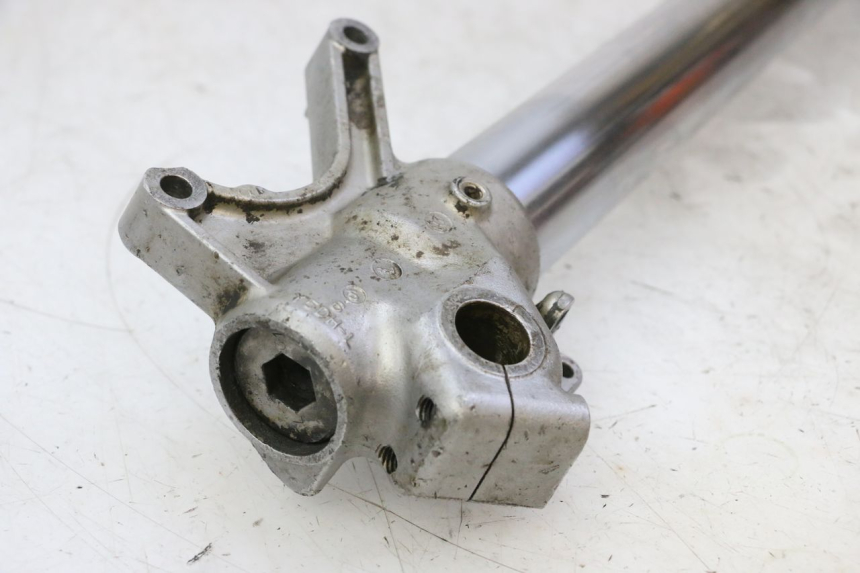 photo de FOURREAU FOURCHE GAUCHE YAMAHA YZ 125 (1998 - 2005) - Gros plan technique