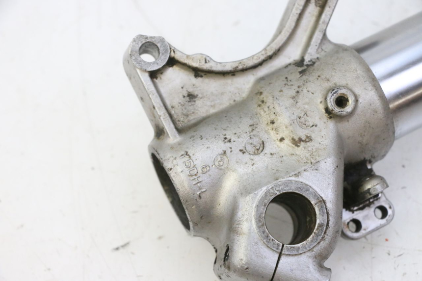 photo de FOURREAU FOURCHE GAUCHE YAMAHA YZ 125 (1998 - 2005) - Points de fixation