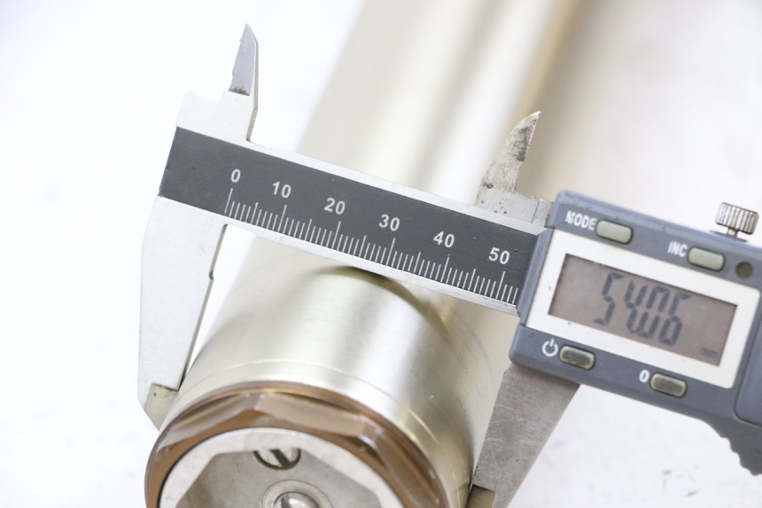 photo de FOURREAU FOURCHE GAUCHE YAMAHA YZF YZ-F 450 (2014 - 2016) - Gros plan technique