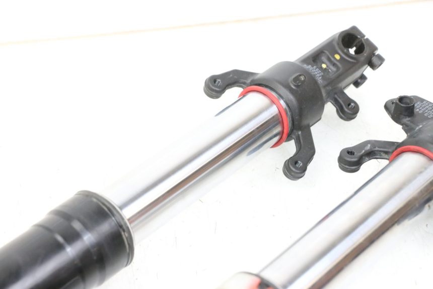 photo de FOURREAU FOURCHE HUSQVARNA SVARTPILEN 401 (2018 - 2023) - Gros plan technique