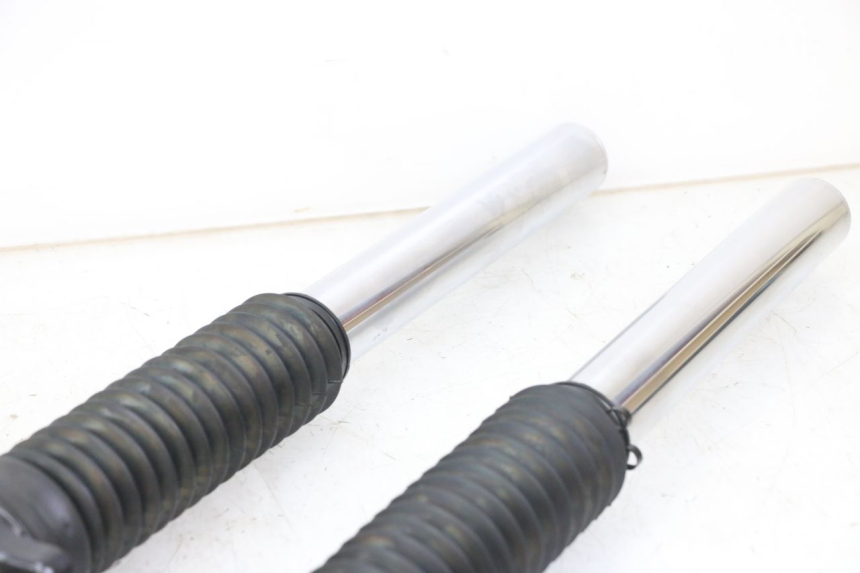 photo de FOURREAU FOURCHE ROYAL ENFIELD SCRAM 411 (2022 - 2024) - Gros plan technique