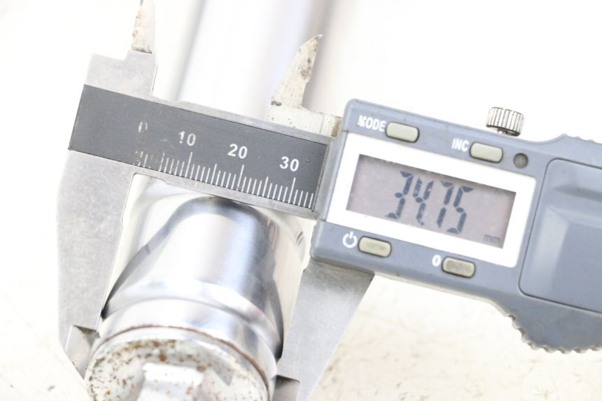 photo de Fork tube DAELIM S3 125 (2010 - 2017) - Détail de la pièce