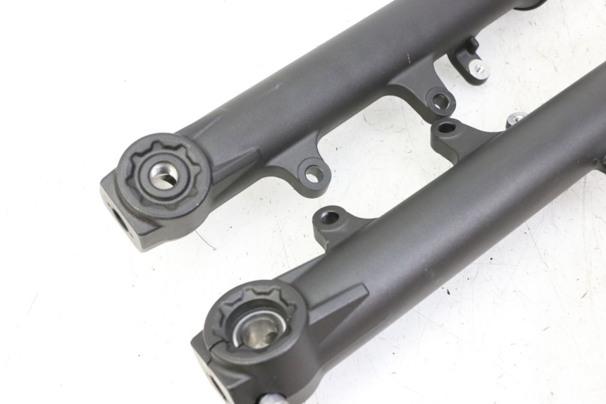 photo de FOURREAU FOURCHE YAMAHA TRACER 7 700 (2020 - 2024) - Détails caractéristiques