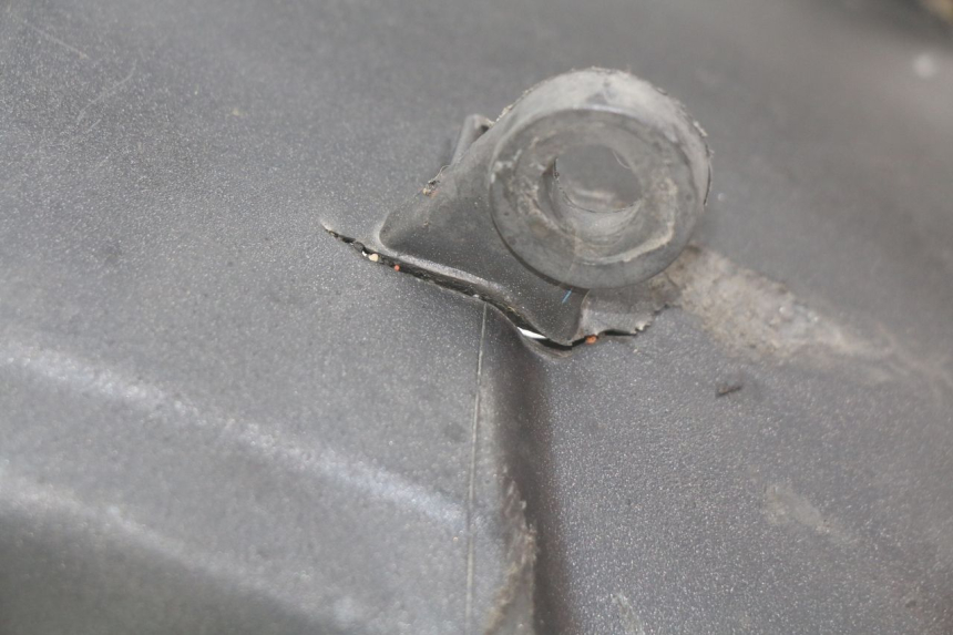 photo de GARDE BOUE ARRIERE APRILIA SR 2T 50 (2012 - 2017) - Gros plan technique