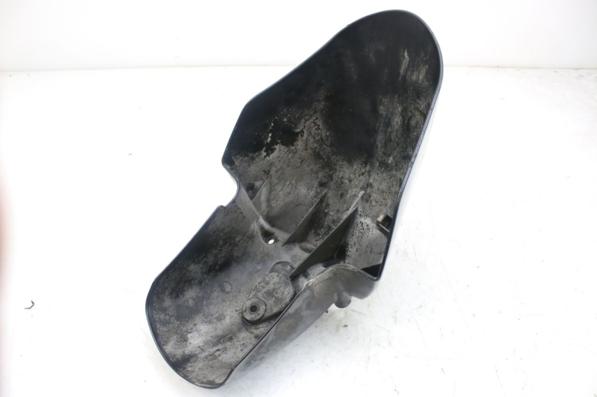 photo de GARDE BOUE AVANT PIAGGIO FLY 4T 50 (2013 - 2017) - Gros plan technique