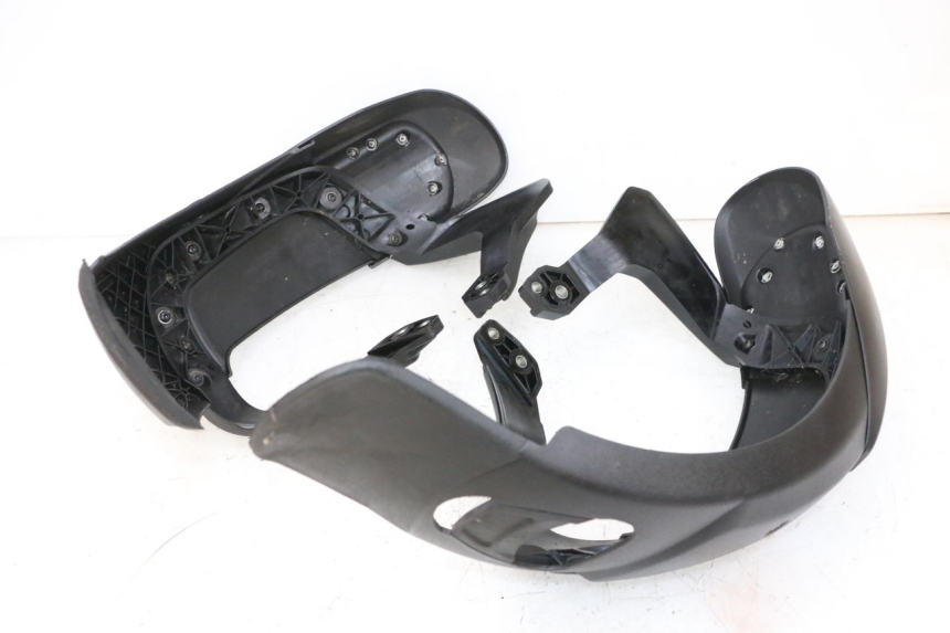 photo de GARDE BOUE AVANT PIAGGIO MP3 HPE 300 (2019 - 2026) - Gros plan technique