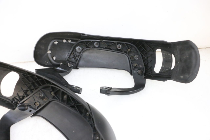 photo de GARDE BOUE AVANT PIAGGIO MP3 HPE 300 (2019 - 2026) - Vue d’ensemble