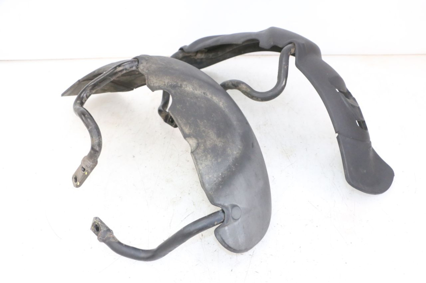 photo de GARDE BOUE AVANT PIAGGIO MP3 LT 300 (2010 - 2016) - Points de fixation