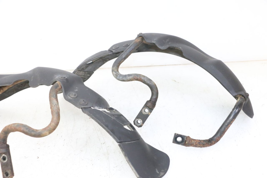 photo de GARDE BOUE AVANT PIAGGIO MP3 RL 250 (2006 - 2010) - Points de fixation