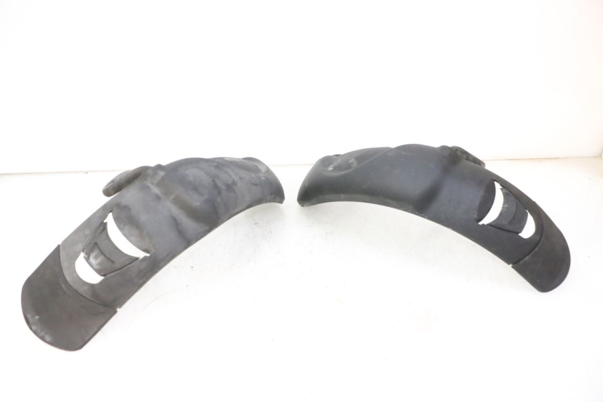 photo de GARDE BOUE AVANT PIAGGIO MP3 500 (2011 - 2015) - Points de fixation