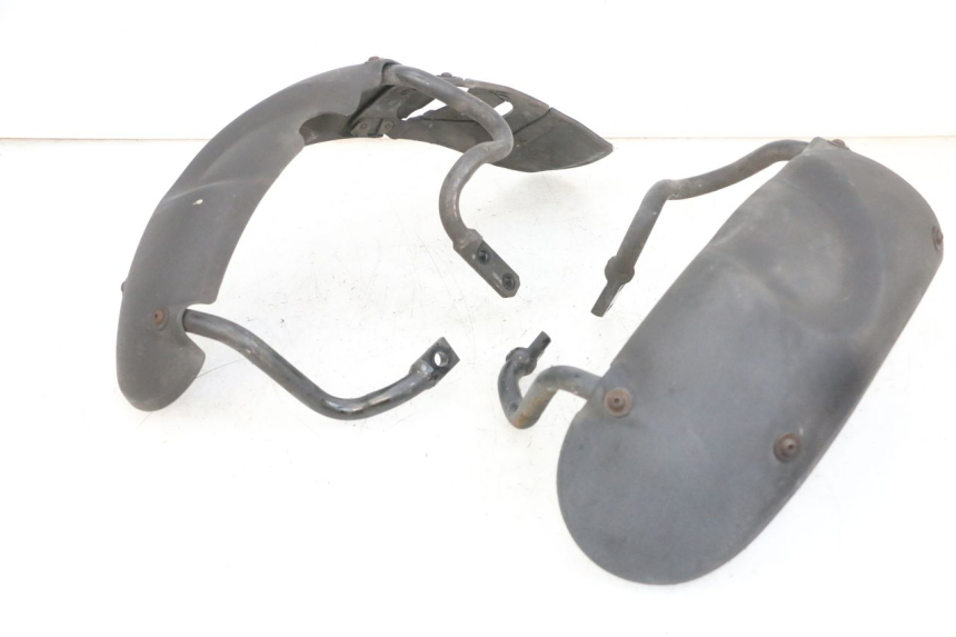 photo de GARDE BOUE AVANT PIAGGIO MP3 125 (2006 - 2014) - Points de fixation