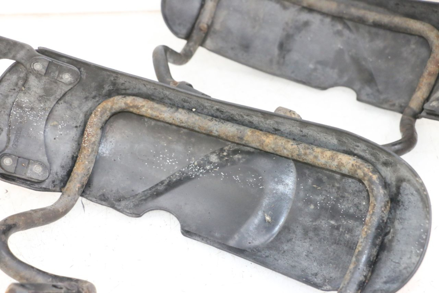 photo de GARDE BOUE AVANT PIAGGIO MP3 RL 250 (2006 - 2010) - Gros plan technique