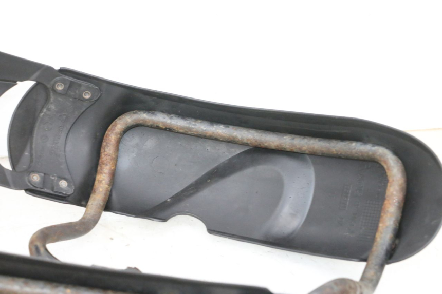 photo de GARDE BOUE AVANT PIAGGIO MP3 RL 250 (2006 - 2010) - Gros plan technique