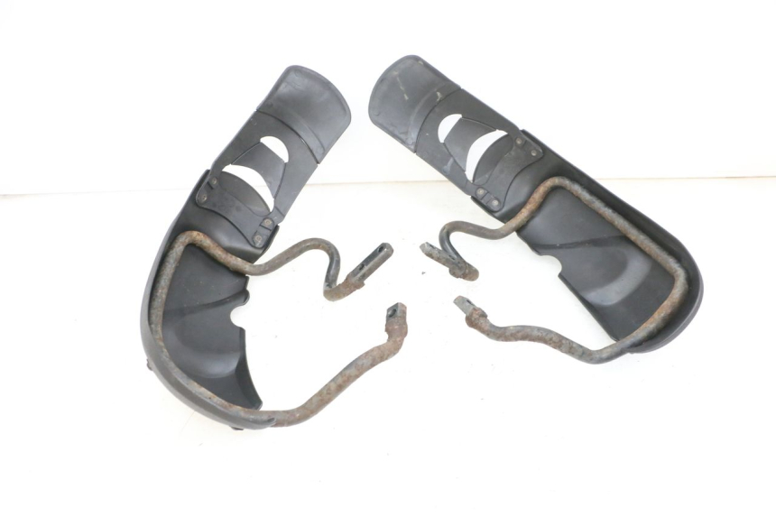 photo de GARDE BOUE AVANT PIAGGIO MP3 RL 250 (2006 - 2010) - Points de fixation